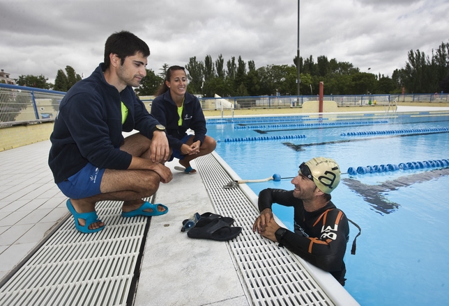 El frío de los primeros días de julio ha hecho mella en algunos comercios de Burgos y también en unas despobladas piscinas, donde únicamente Roberto, y con traje de neopreno, acudió el miércoles.  / LUIS LÓPEZ ARAICO