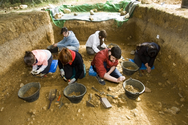 Ha comenzado la campaña de excavaciones en los yacimientos de Atapuerca y en Fuente Mudarra, un grupo de arqueólogos no descansa.  / ÁNGEL AYALA