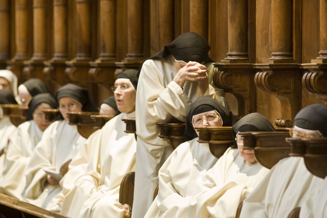 El Monasterio de Las Huelgas acogió una misa cantada por el Coro Gregoriano de Ismael Fernández de la Cuesta que contó con la participación de las monjas que allí habitan.  / JESÚS J. MATÍAS