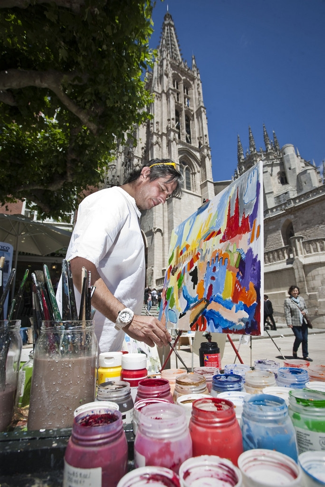 Es una estampa típica de las primeras semanas de verano; cientos de pintores en las calles de Burgos 'retratando' con sus pinceles la Catedral para el premio de la Fundación AXA.  / LUIS LÓPEZ ARAICO