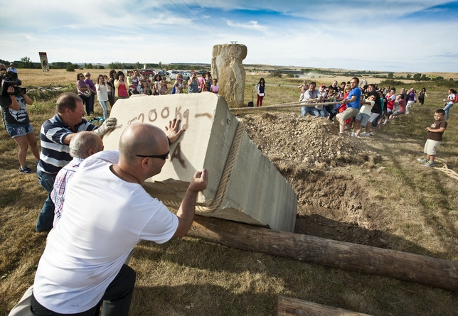 Durante Atapercu, 150 habitantes de Atapuerca colaboraron por sexto año consecutivo en el levantamiento del menhir.  / LUIS LÓPEZ ARAICO