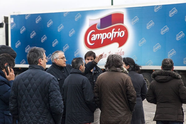 Un grupo de trabajadores dialoga mientras observa las consecuencias junto a la planta.  / ALBERTO RODRIGO