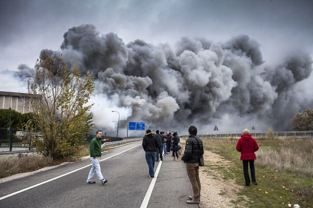 La intensa nube de humo era visible desde diversos puntos.  / ALBERTO RODRIGO