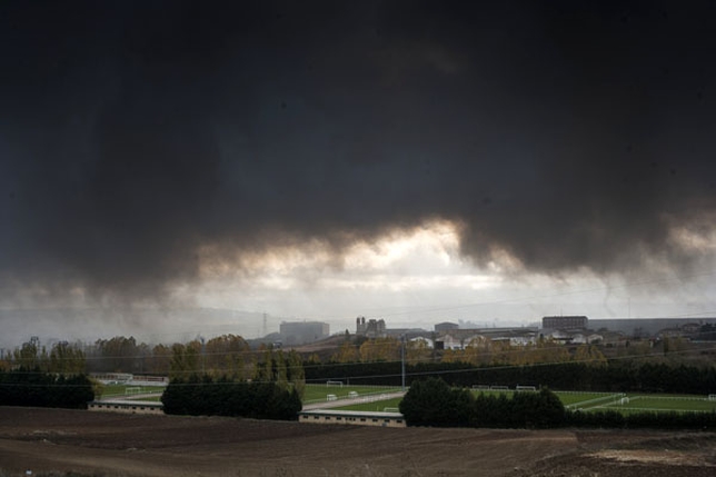 Una negra nube monopolizó el cielo de Burgos durante la mañana del domingo.  / ALBERTO RODRIGO