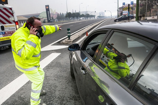 Un operario indica la imposibilidad de circular por las carreteras del entorno de Villafría y las precauciones a seguir.  / ALBERTO RODRIGO