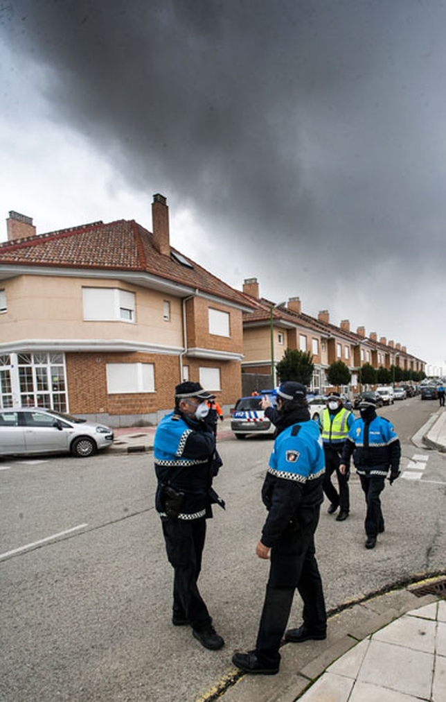 Efectivos de la Policía Local fueron casa por casa en Villafría informando y desalojando a los vecinos.  / ALBERTO RODRIGO