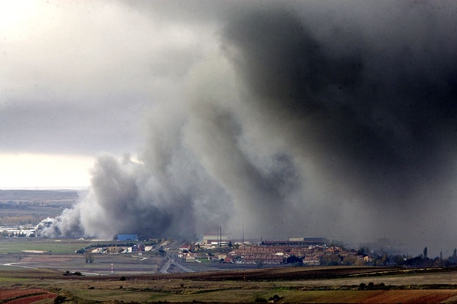 Impresionante imagen de la nube generada como consecuencia del incendio en Campofrío.  / VALDIVIELSO