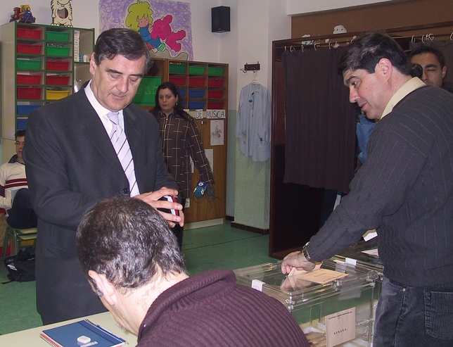 Julián Simón de la Torre, votando en Miranda de Ebro para las elecciones generales de marzo de 2004.  / TRUCHUELO