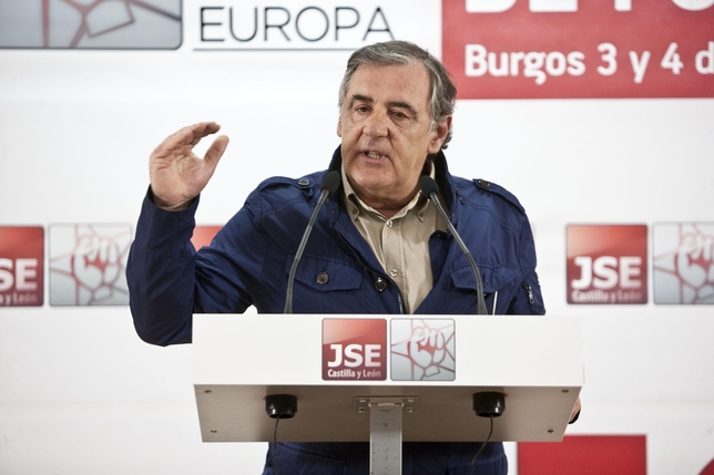 Julián Simón de la Torre, durante un acto con los jóvenes del PSOE antes de las elecciones europeas de 2014.  / LUIS LÓPEZ ARAICO