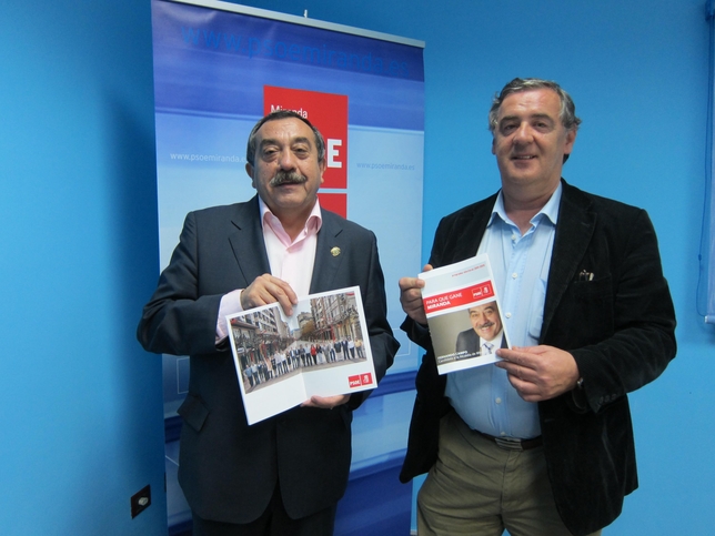 En mayo de 2011, Julián Simón de la Torre junto al exalcalde de Miranda de Ebro Fernando Campo (i.), al comienzo de la pegada de carteles.  / R.L.