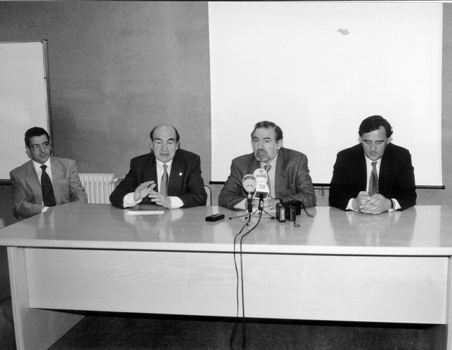 Julián Simón de la Torre (d.) y su padre, Julián Simón Romanillos (i.), acompañando al exministro de Industria del PSOE, Juan Manuel Eguiagaray durante una conferencia en Miranda.  / TRUCHUELO