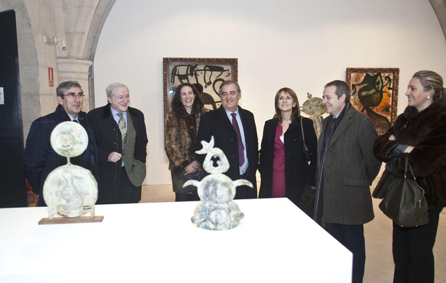 Julián Simón de la Torre -en el centro- junto a la por entonces presidenta de las Cortes, Josefa García Cirac, Fernando Rodríguez Porres (i.) o Antonio Méndez Pozo, durante una visita a la exposición 'Miró último: 1963-1983' en 2013.   / ÁNGEL AYALA