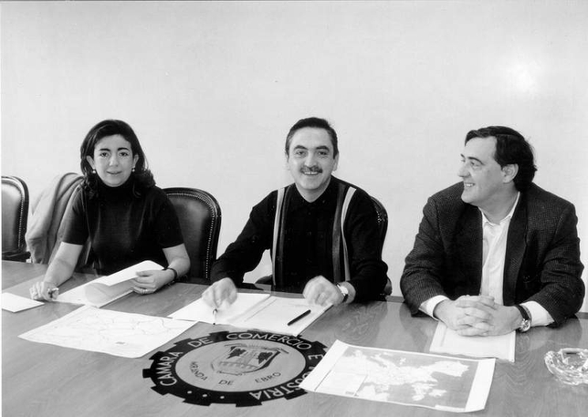 Los diputados mirandeses Sandra Moneo y Julián Simón de la Torre (d.), junto a Ginés Clemente, presidente de la Cámara de Comercio e Industria de Miranda de Ebro.  / TRUCHUELO