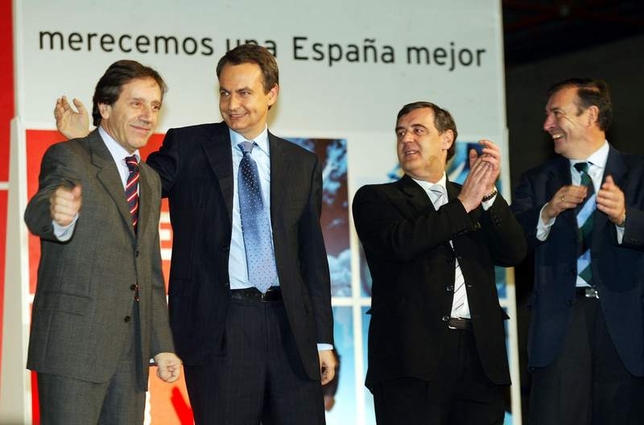 Mitin de José Luis Rodríguez Zapatero, secretario general del PSOE y candidato a la presidencia del Gobierno en 2004, junto a Ángel Villalba (i.), Juan José Laborda (d.) y Julián Simón de la Torre.  / LUIS LÓPEZ ARAICO