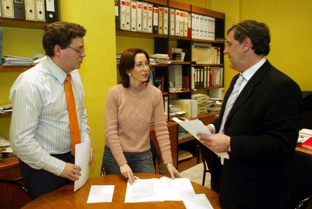 José María Jiménez (i.), María del Mar Arnaiz y  Julián Simón de la Torre, presentando su programa en materia de seguridad ciudadana para las elecciones del 14 de marzo de 2004.  / JESÚS JAVIER MATÍAS