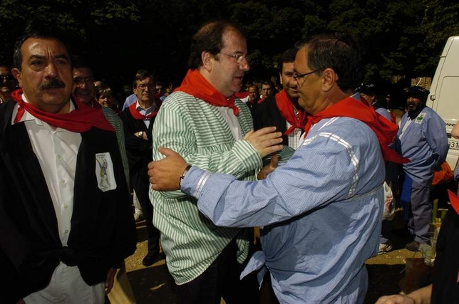 Julián Simón de la Torre saluda al presidente de la Junta, Juan Vicente Herrera, durante las fiestas de San Juan del Monte 2006. En la imagen aparece también el exalcalde mirandés Fernando Campo.  / TRUCHUELO