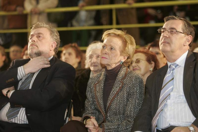 La vicepresidenta del Gobierno en 2008, Maria Teresa Fernández de la Vega, junto a Octavio Granado (i.) y Julián Simón de la Torre.  / JESÚS JAVIER MATÍAS