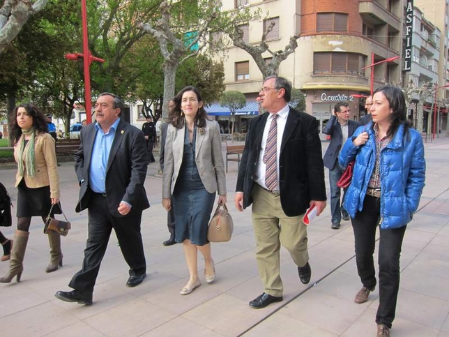 La ministra de Cultura en 2011, Ángeles González Sinde, en Miranda junto a Fernando Campo (i.),  Julián Simón de la Torre y María del Mar Arnaiz (d.)  / RUTH LAGUNA