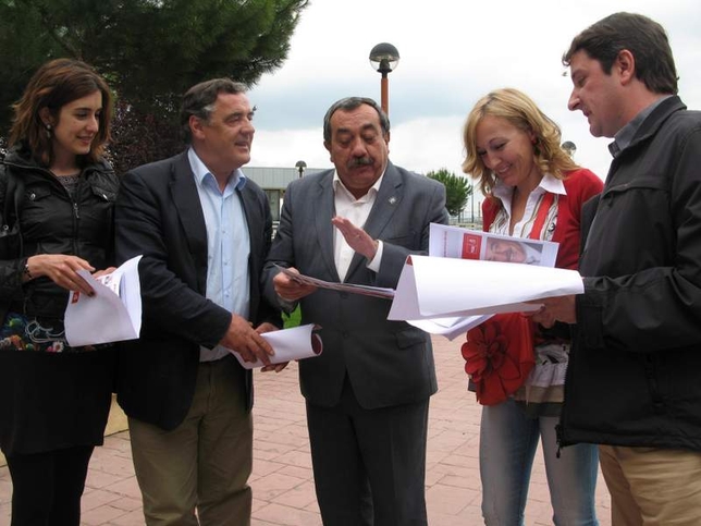 Presentación en Miranda de Ebro del programa electoral 2011. De izquierda a derecha: Aitana Hernando, Julián Simón de la Torre, Fernando Campo, Laura Torres, Gustavo Modino.   / GONZALO ANGULO