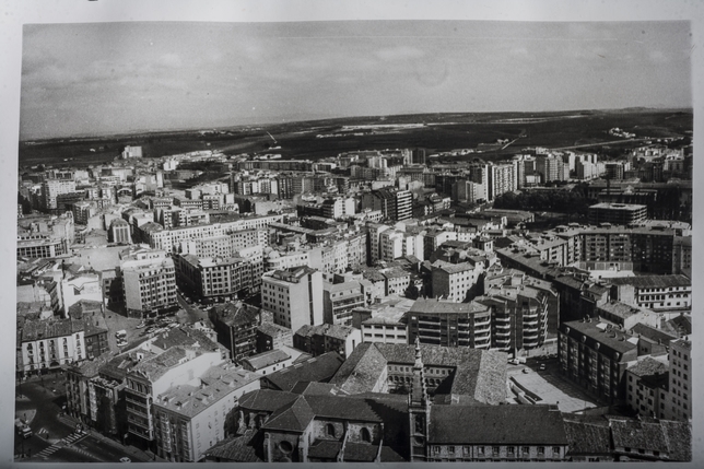 El archivo de fotografías aéreas de Diario de Burgos permite comprobar cómo y cuánto ha cambiado la ciudad en unas décadas.  / LORENZO MATÍAS