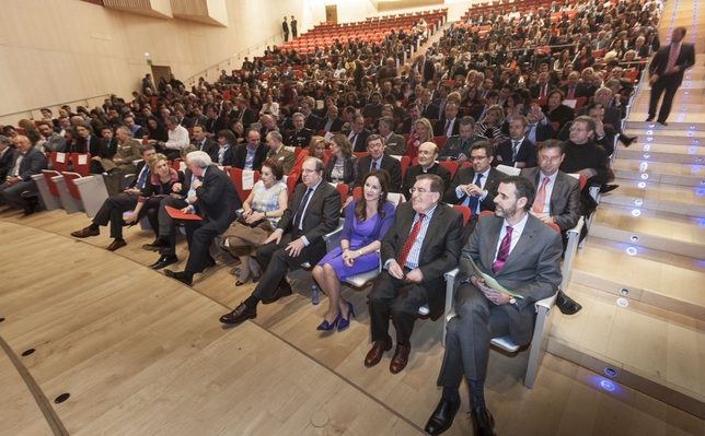 Autoridades y representantes de todos los estamentos sociales estuvieron presentes en el acto en el que se entregaron los premios Martinillos a los valores humanos, deportivos, culturales y empresariales.  / ALBERTO RODRIGO