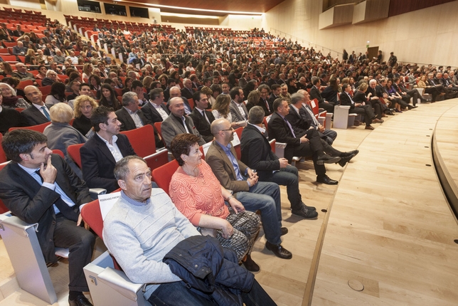 Autoridades y representantes de todos los estamentos sociales estuvieron presentes en el acto en el que se entregaron los premios Martinillos a los valores humanos, deportivos, culturales y empresariales.  / ALBERTO RODRIGO