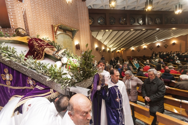 La lluvia impidió el Sábado de Pasión la Procesión Penitencial de la barriada Juan XXIII, que que no pudo salir a la calle y se celebró en el interior de la iglesia de Nuestra Señora de Fátima.  / VALDIVIELSO