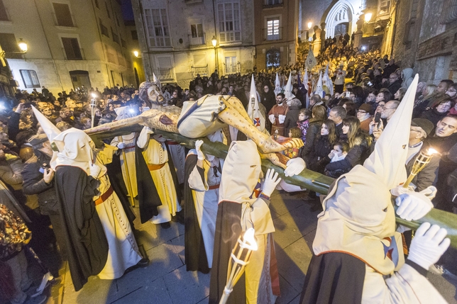 Procesión del Santísimo Cristo de Burgos desde la iglesia de San Gil celebrada el Domingo de Ramos.  / JESÚS JAVIER MATÍAS