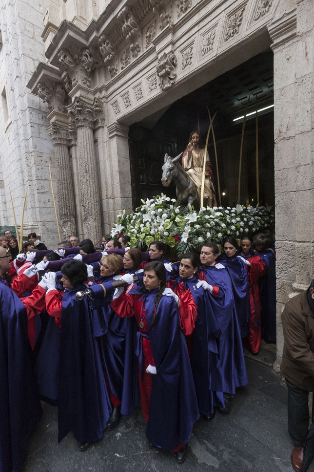 El Domingo de Ramos partió desde la iglesia de San Lorenzo la procesión de La Borriquilla, que se salvó de la inminente lluvia y discurrió sin sobresaltos por las calles del centro.  / VALDIVIELSO