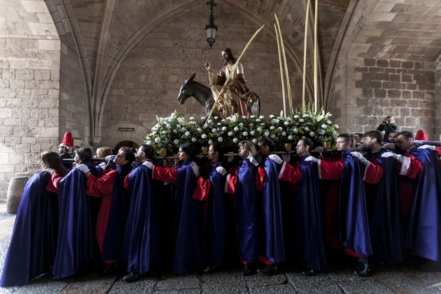 La Borriquilla, a su paso por el Arco Santa María.  / VALDIVIELSO