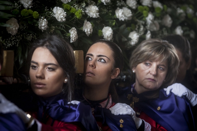 Los costaleros del paso de La Borriquilla -la mayoría mujeres- compartieron sentimiento y fervor.  / VALDIVIELSO