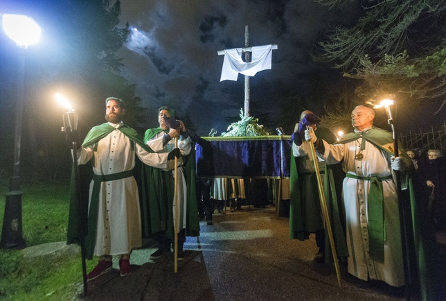 Bellísima estampa de la Cruz rústica con sudario durante el vía crucis penitencial con antorchas en el entorno del Castillo.  / JESÚS JAVIER MATÍAS