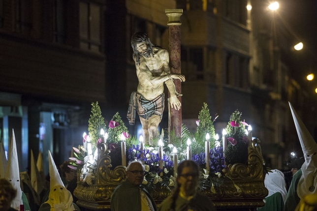 El consiliario del Círculo y otras autoridades religiosas caminaron tras el paso de Jesús atado a la columna el Martes Santo.  / JESÚS JAVIER MATÍAS