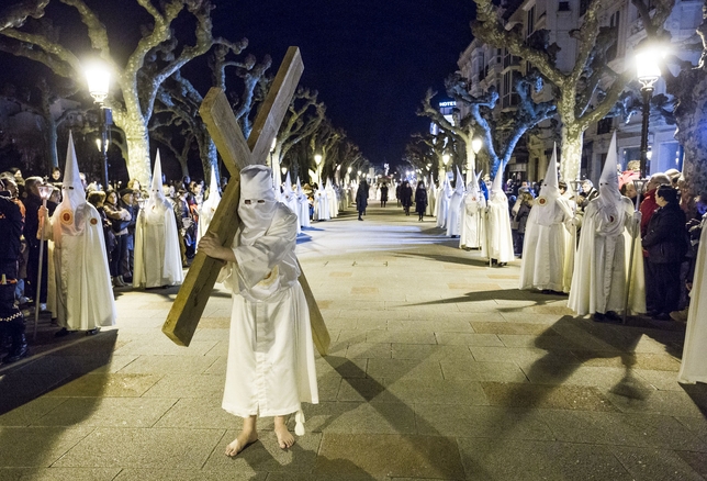 Dos penitentes cargaron con la cruz desde San Cosme hasta la plaza del Rey San Fernando.  / LUIS LÓPEZ ARAICO