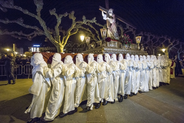 Sesenta cofrades cargaron sobre sus hombros los casi 1.500 kilos de la imagen de Jesús con la cruz a cuestas el Jueves Santo.  / LUIS LÓPEZ ARAICO