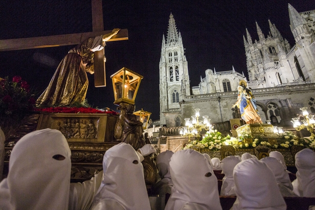 Una multitud presenció en la plaza del Rey San Fernando, a los pies de la Catedral, el momento en el que la imagen de Jesús con la cruz a cuestas, de San Cosme, se despide de Nuestra Señora de los Dolores, de San Gil.  / LUIS LÓPEZ ARAICO