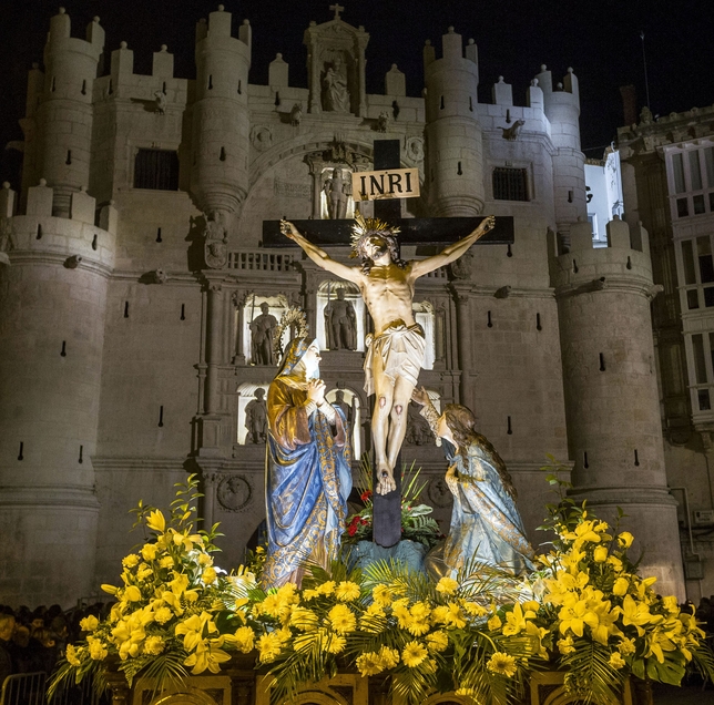 Los pasos dejaron bellas estampas a su paso por el Arco Santa María.  / LUIS LÓPEZ ARAICO