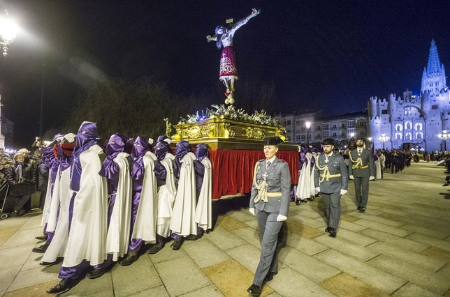 Uno de los pasos de la procesión del Santo Entierro, en el puente de Santa María.  / LUIS LÓPEZ ARAICO