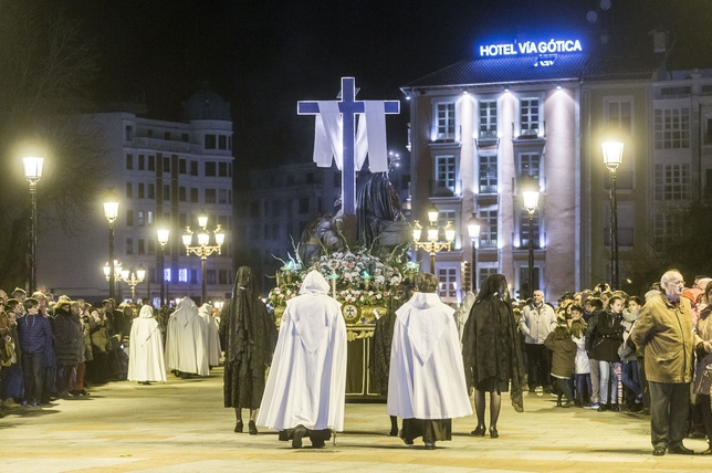 Las calles del centro estaban a rebosar de fieles para presenciar la procesión del Santo Entierro el Viernes Santo.  / LUIS LÓPEZ ARAICO