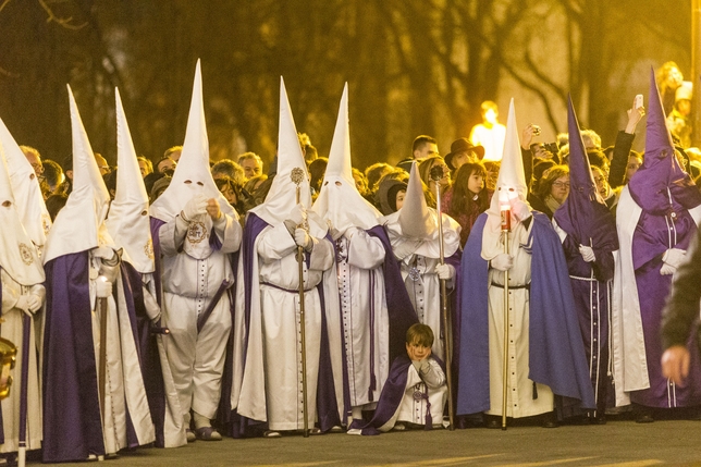 Los más pequeños de las cofradías también fueron partícipes de la Semana Santa.  / ALBERTO RODRIGO