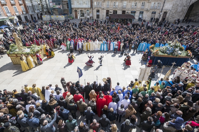 Momento en el que el Cristo Resucitado y la Virgen de la Alegría se encuentran a los pies de la Catedral ante la atenta mirada de cientos de fieles, turistas y curiosos.  / LUIS LÓPEZ ARAICO