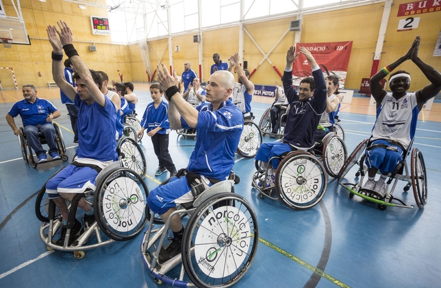 El Servigest superó con sobresaliente el primer obstáculo en su lucha por subir a la División de Honor de baloncesto en silla de ruedas al arrollar al Barcelona tanto en el partido de ida como en el de vuelta.  / LUIS LÓPEZ ARAICO