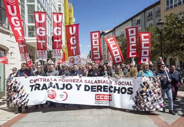 Medio millar de personas exigen en las calles del centro de Burgos el fin de la precariedad en el trabajo.  / LUIS LÓPEZ ARAICO