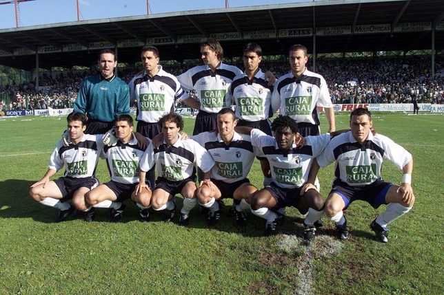 Once inicial del Burgos CF aquel inolvidable 17 de junio de 2001. Arriba: Arteaga, Lucio, Dani Pendín, Alberdi e Iñaki Bollaín; abajo: Lanza, Cuéllar, Repi, Armendariz, Cuyami y Nené.   / JESÚS J. MATÍAS