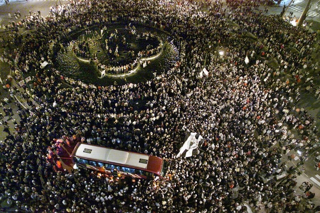 Miles de personas se acercaron a la plaza España para festejar el ascenso y recibir el autobús del equipo. Después, jugadores y aficionados se bañaron en la fuente de los Delfines.   / ALBERTO RODRIGO