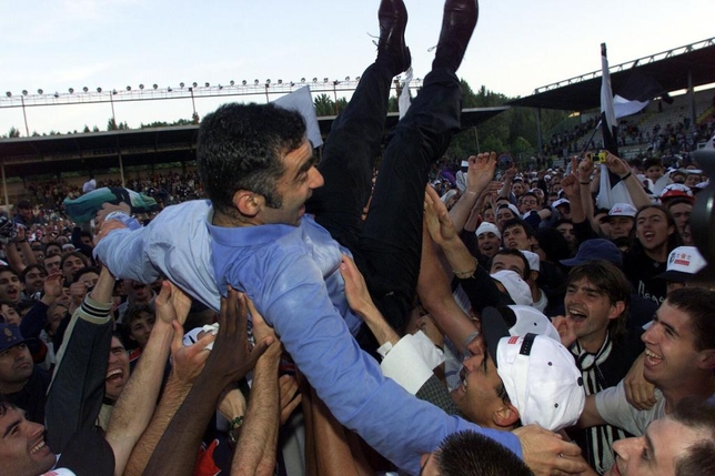 El técnico vasco Carlos Terrazas, manteado por su plantilla.  / ALBERTO RODRIGO