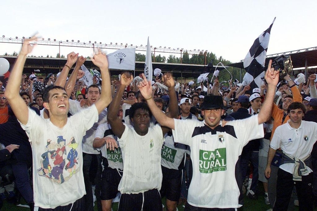 Galder Zubizarreta, Cuyami e Iñaki Bollaín, agasajados por los aficionados tras el éxito conseguido ante el Ourense.   / ALBERTO RODRIGO