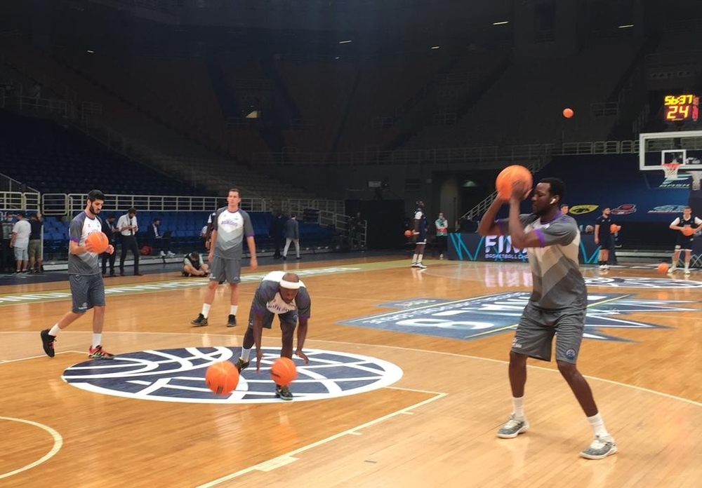 El Hereda San Pablo Burgos calienta antes del inicio de la semifinal.   / ALBERTO RODRIGO