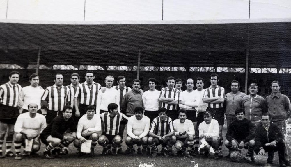 Cándido (sexto por la derecha, en la fila superior), en un partido de veteranos del Burgos contra los del Athletic Club de Bilbao, a finales de los años 60.