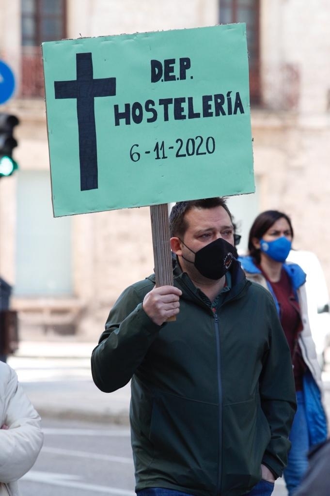 La hostelería se manifiesta este jueves por la calle Vitoria. 